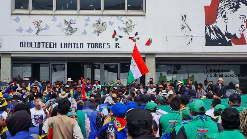 Indigene Gemeinschaften vor der Nationalen Universität in Bogotá