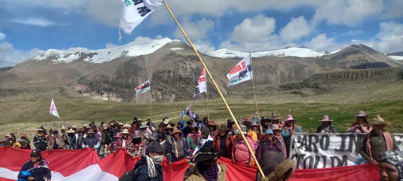 Mit Straßenblockaden protestieren die Anwohner in der Region gegen den Bergbau