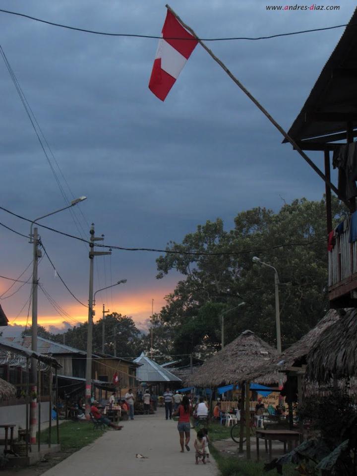 Die peruanische Flagge weht im Wind im Amazonas auf der Insel Santa Rosa.