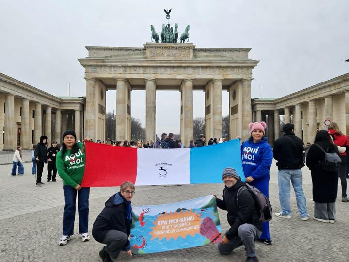 Umweltschützer*innen aus Mexiko protestieren gegen das mit deutschen Steuergeldern finanzierte Chemiewerk.