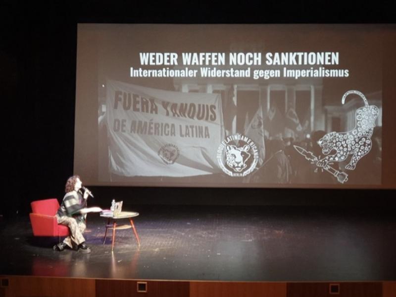 Unter dem Titel "Weder Waffen noch Sanktionen" informierte der Bloque Latinoamericano über die aktuelle politische Lage in Lateinamerika