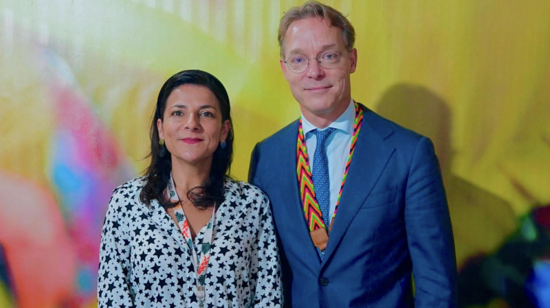 Die amtierende Umweltministerin Irene Vélez Torres sowie der niederländische Klimabeauftragte Prinz Jaime de Bourbon-Parma