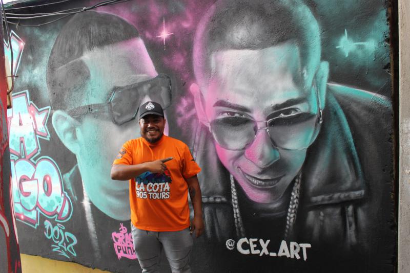 Der Graffitikünstler cex_art vor einem seiner Wandbilder in Cota 905