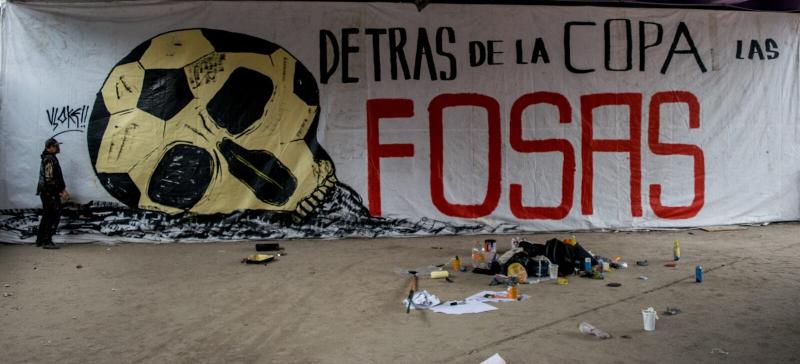 "Hinter der WM die Massengräber" steht auf diesem Plakat in Mexiko