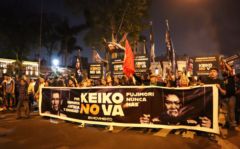 Transparent: "Für Erinnerung, Gerechtigkeit und Würde. Keiko geht nicht. Nie wieder Fujimori"