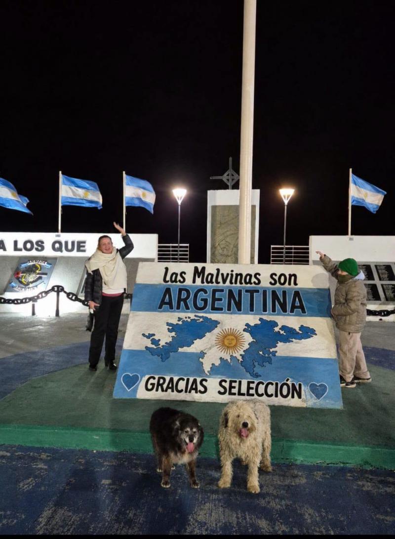 Bürger bedanken sich vor dem Denkmal an die Opfer des Falklandkrieges bei der argentinischen Nationalmannschaft für ihre Positionierung