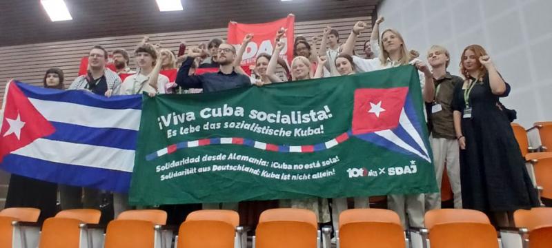 Die Delegation der SDAJ in Havanna beim Kongress "100 Fidel - Vermächtnis und Zukunft"