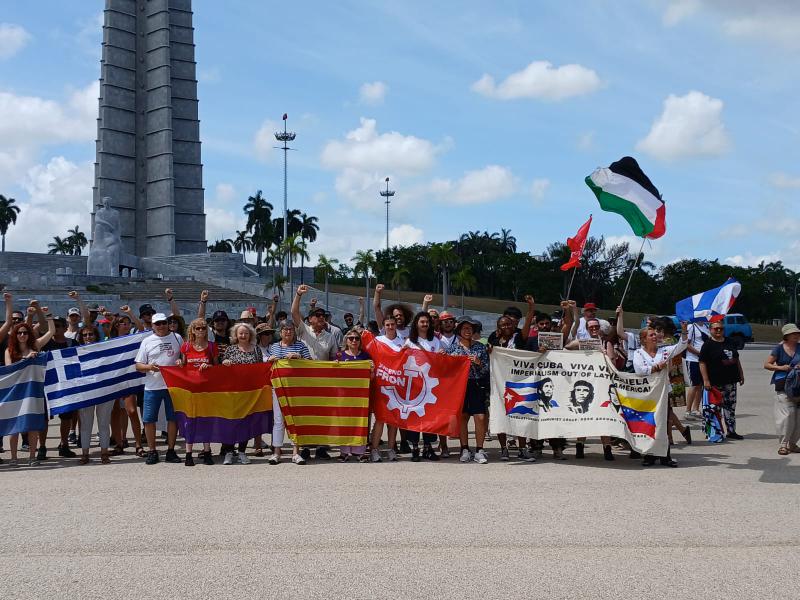Teilnehmer der Solidaritätsbrigade aus Europa auf der Plaza de la Revolución in Havanna