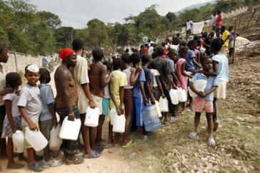 Haiti: Anstehen für sauberes Wasser