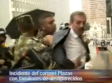 Uneinsichtig: Plazas wird abgeführt, nachdem er Angehörige seiner Opfer attackiert hat