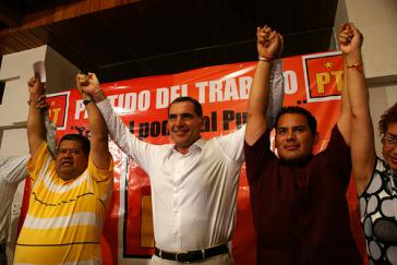 Gabino Cué (m.) bei seiner Kandidatur für das Oppositionsbündnis
