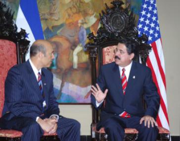 Botschafter der USA, Hugo Llorens, mit Präsident Zelaya