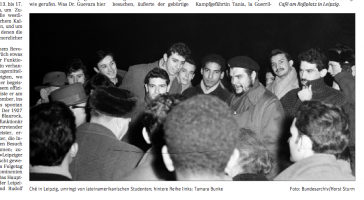 Ernesto Guevara inmitten von Studierenden.