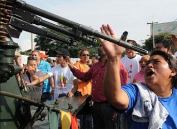 Verzweifelte Hoffnung: Aktivistinnen des Widerstandes nach dem Putsch in Honduras Frauen stehen nach dem Putsch in Honduras Militärs gegenüber