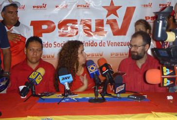Iris Varela (mitte) und Eduardo Samán (rechts) bei der Pressekonferenz am Montag