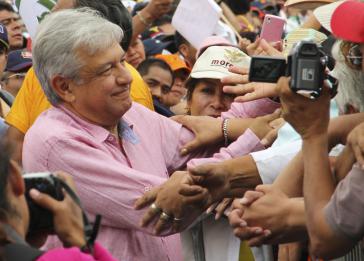 Andrés Manuel López Obrador mit Anhängern der Morena-Bewegung in Mexiko-Stadt (Juni 2011)