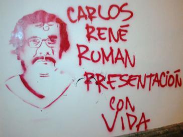 Ein Wandbild fordert die lebendige Rückkehr des entführten Lehrers Carlos René Román Salazar Ein Wandbild fordert die lebendige Rückkehr des entführten Lehrers Carlos René Román Salazar
