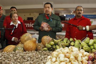 Handelsministerin Edmée Betancourt und Präsident Hugo Chávez Handelsministerin Edmée Betancourt und Präsident Hugo Chávez