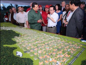 Häuser statt Militärübungsplatz: Chávez und internationale Partner präsentieren das Projekt Chávez und seine internationalen Partner präsentieren das Projekt