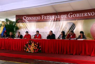 Vizepräsident Elías Jaua und Minister bei der Sitzung des Föderalen Regierungsrates