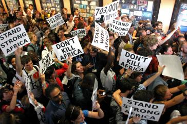 Umweltaktivisten demonstrieren im südafrikanischen Durban für ein neues Klimaabkommen