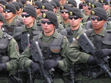 Auch in Venezuela im Einsatz? Einheit der kolumbianischen Nationalpolizei bei einer Militärparade am 20 Juli 2010 Auch in Venezuela im Einsatz? Einheit der kolumbianischen Nationalpolizei bei einer Militärparade am 20 Juli 2010