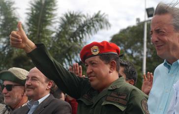 Gustavo Larrea (links) gemeinsam mit Hugo Chávez (Mitte) und Ex-Präsident Néstor Kirchner (rechts) im Januar 2008