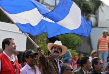 Der gestürzte Präsident von Honduras, Manuel Zelaya Manuel Zelaya mit Fahne