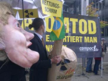 Protest mit Merkelpuppe gegen Exportkreditbürgschaft für AKW Angra 3 Protest gegen Exportkreditbürgschaft