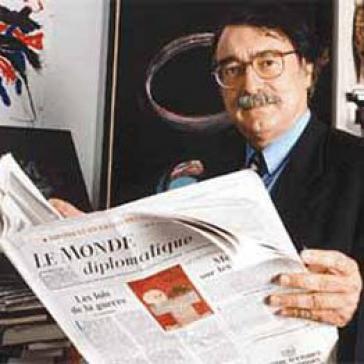 Kolumnist Ignacio Ramonet mit der Le Monde Diplomatique Kolumnist Ignacio Ramonet mit der Le Monde Diplomatique