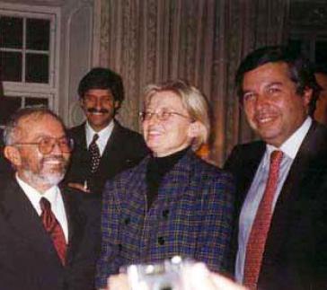 Zu Gesprächen im Februar 2000 in Stockholm: Raúl Reyes und Victor Ricardo, der Vertreter der Regierung Pastrana, mit der schwedischen Außenministerin Anna Lindh