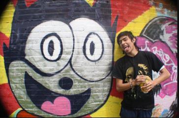 Diego Felipe Becerra neben einem seiner Graffitis