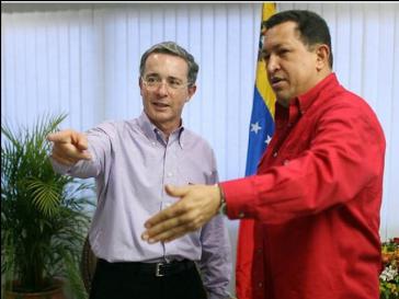 "Perfekter Heuchler"? Álvaro Uribe bei einem Treffen mit Venezuelas Präsident Chávez 2008 Álvaro Uribe und Hugo Chávez