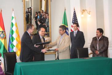 Der Geschäftsträger der US-Botschaftt John Creamer, Brasiliens Botschafter Marcel Biato und Boliviens Innenminister Wilfredo Chávez nach der Unterzeichnung des Abkommens