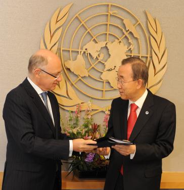 Héctor Timerman überreicht Ban Ki-Moon die formale Beschwerde.