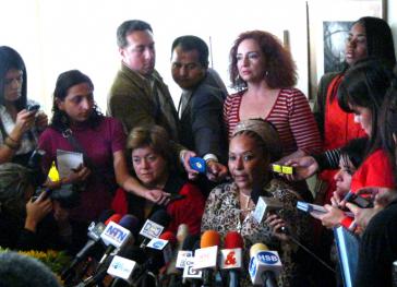 Piedad Córdoba bei einer Pressekonferenz im Jahr 2011