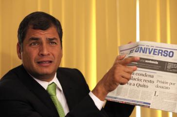 Präsident Rafael Correa mit einer Ausgabe der Zeitung El Universo Präsident Rafael Correa mit einer Ausgabe der Zeitung El Universo