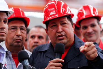 Präsident Hugo Chávez bei der Besichtigung einer Traktorfabrik am Dienstag Präsident Hugo Chávez bei der Besichtigung einer Traktorfabrik am Dienstag