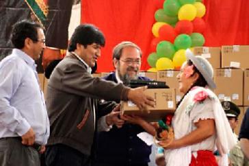 Evo Morales übergibt Computer an Lehrer