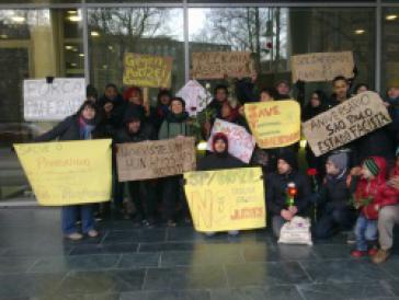 Brasilianer in Berlin protestieren gegen die Zwangsräumung des Pinheirinho im Bundesstaat São Paulo Protest gegen Zwangsräumung Pinheirinho