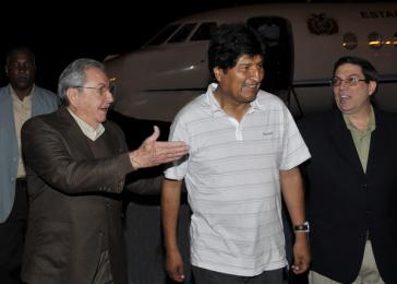 Auf dem Flughafen von Havanna: Raúl Castro, Evo Morales, Außenminister Bruno Rodríguez