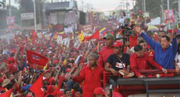 Nach seiner Rede fährt Chávez noch Stunden in den Straßen die Reihen seiner Anhänger ab