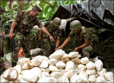 Kolumbianischer Offizier bei der Beschlagnahmung von Drogen