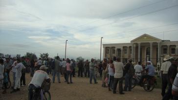 Aktivisten warten vor dem Justizgebäude in Tocoa auf die Freilassung der Gefangenen