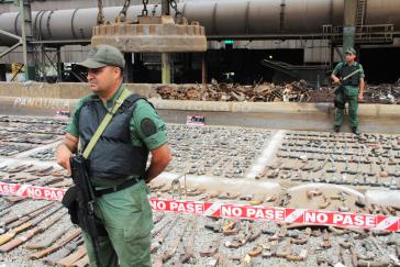 Soldaten der venezolanischen Nationalgarde bei einer Aktion zur Zerstörung von Waffen