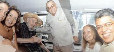 Fidel Castro (3.v.l.) mit Elías Jaua (r.) im Auto