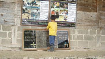 Junge vor einer Tafel mit den Namen von Opfern der Diktatur