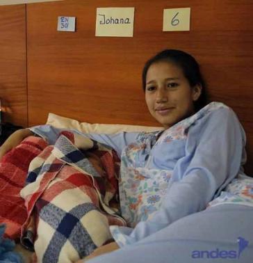In der Entbindungsstation der Isidro Ayora-Klinik in Quito werden 27 Prozent der schwangeren Jugendlichen betreut. Auf dem Bild: Jhoana Cabascango mit ihrem drei Tage alten Kind