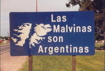 "Die Malvinen sind argentinisch" - Schild am Rand einer Straße in Argentinien Schild mit Umriss der Malwinen und Aufschrift: "Die Malvinen sind argentinisch!"