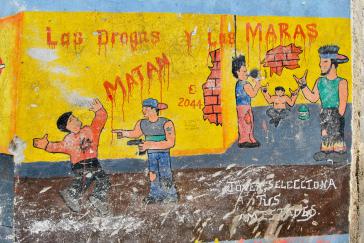 "Drogen und Maras töten" - Wandbild in Guatemala